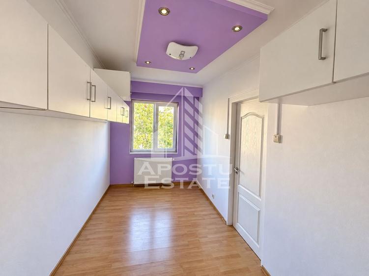 Apartament cu 3 camere semidecomandat, mobilat în Fratelia