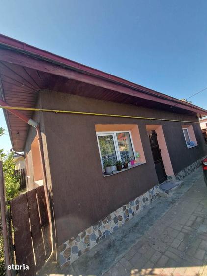De vanzare casa in Roman din caramida, teren de 458 mp, Pret 78000euro - 1