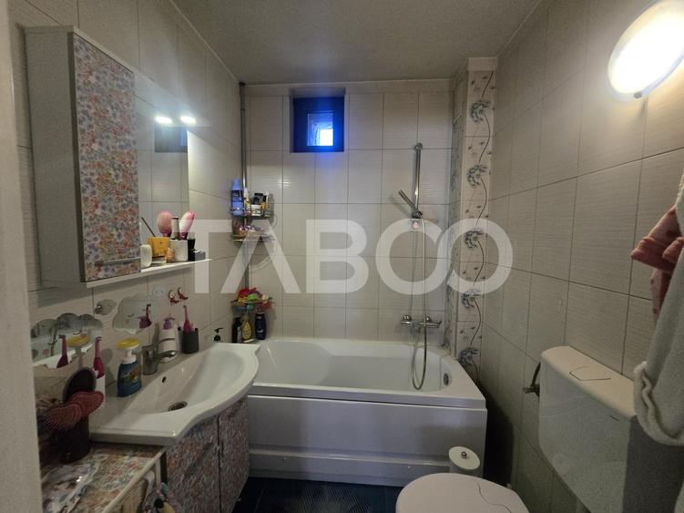 Casă individuală cu 7 camere cu Canalizare în Șura Mică