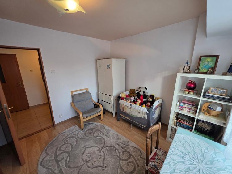 Apartament cu 4 camere semidecomandat în P-ța Gorjului