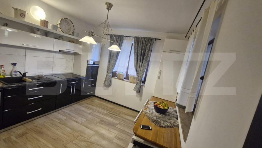 Casă individuală cu 7 camere cu Canalizare în Cetate