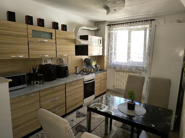 Apartament cu 2 camere semidecomandat în Cetate