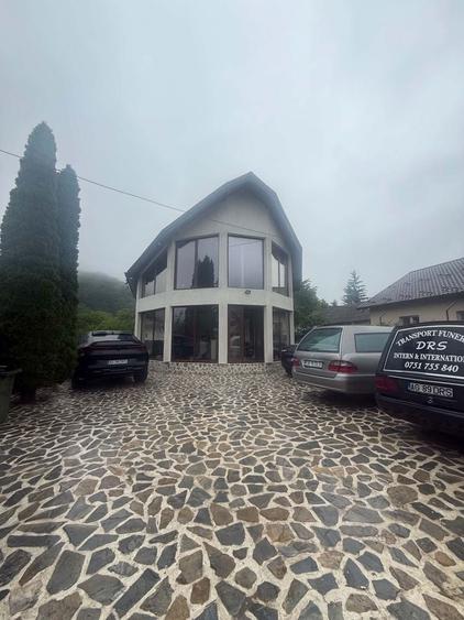 Casă cu 4 camere în Groșani