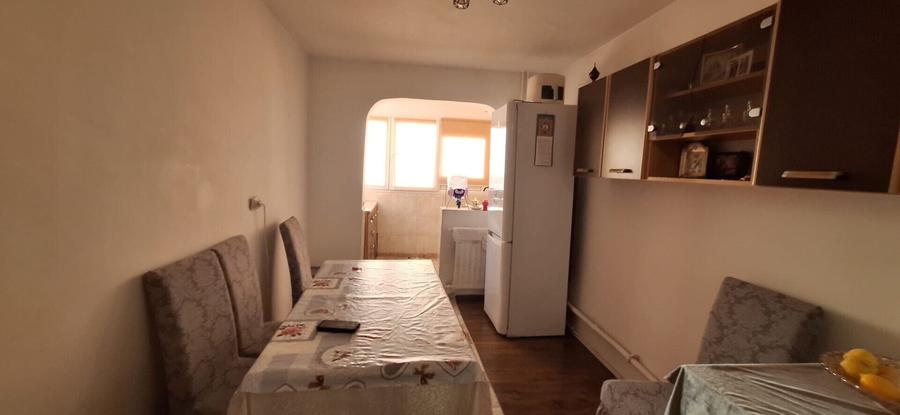 Apartament cu 4 camere semidecomandat în Dristor