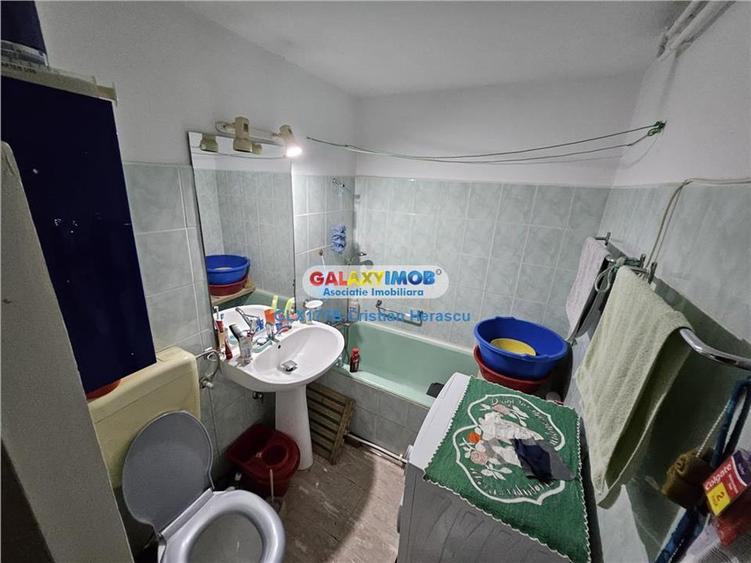 Apartament cu 3 camere semidecomandat, mobilat în Central