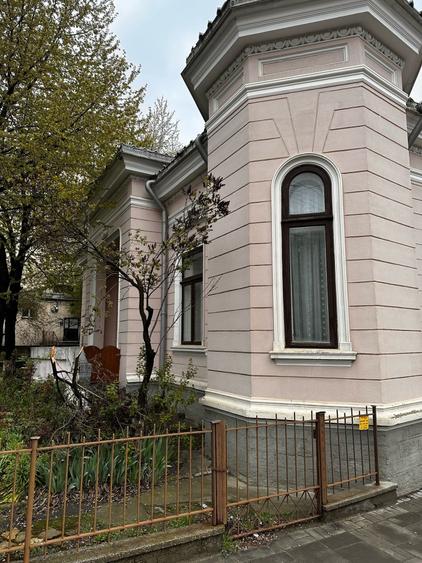Casă individuală cu 6 camere cu Teren 300 Mp în Central