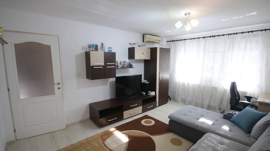 Apartament cu 3 camere semidecomandat în Cetății