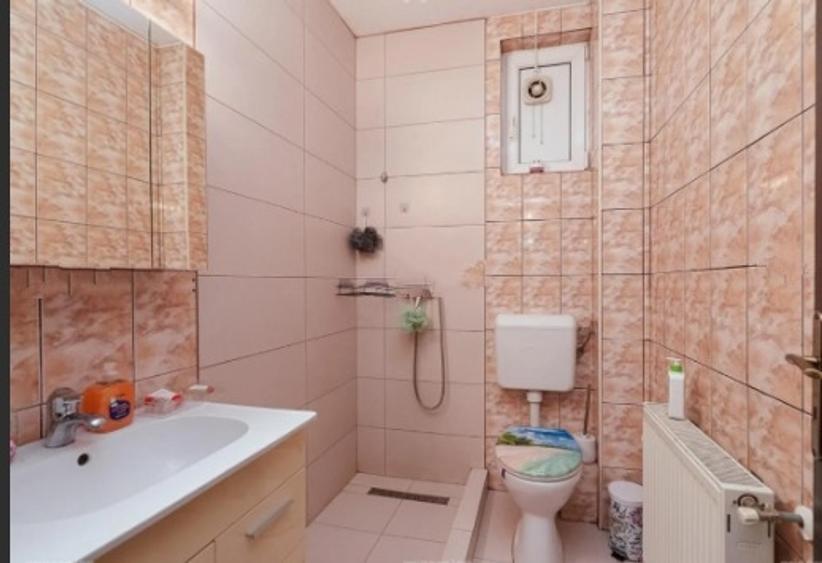 Casă individuală cu 5 camere cu Canalizare în Rahova
