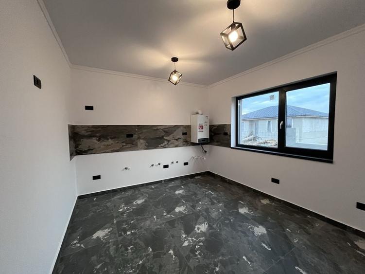 Casă cu 3 camere cu Teren 350 Mp în Central