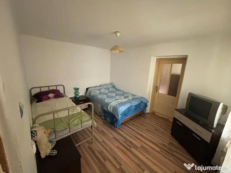 Casă cu 5 camere cu Teren 1000 Mp în Central