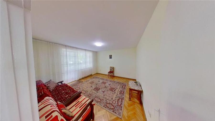 Apartament cu 3 camere decomandat în Astra