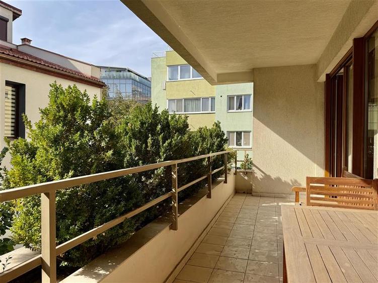 Apartament cu 4 camere semidecomandat, mobilat în Șoseaua Nordului