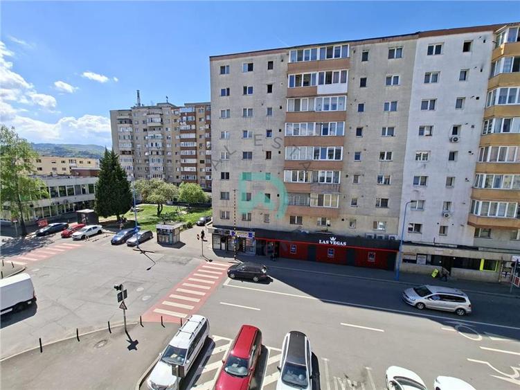 Apartament cu 3 camere semidecomandat în Tractorul
