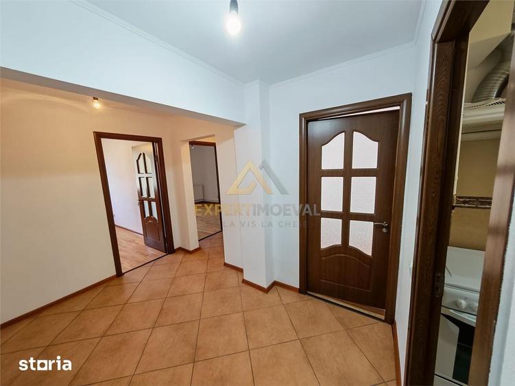 Apartament 3 camere decomandat 70 mp utili si garaj mare sub bloc - 2