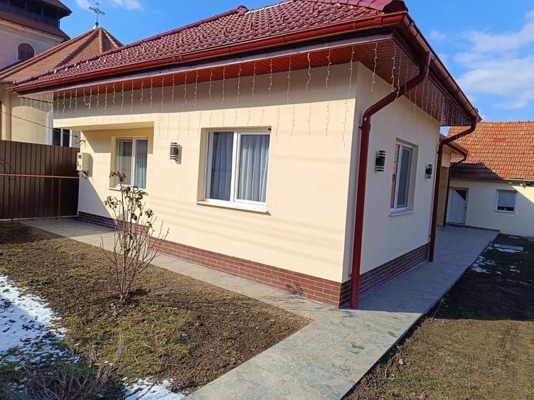 Casă cu 3 camere cu Garaj în Vețel