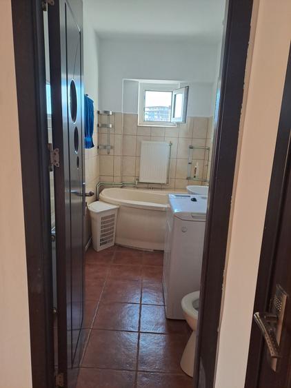 Apartament cu 3 camere decomandat, mobilat în Central