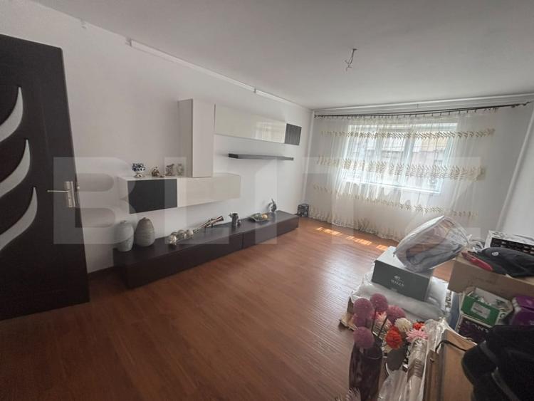 Apartament cu 3 camere decomandat în Micro 11