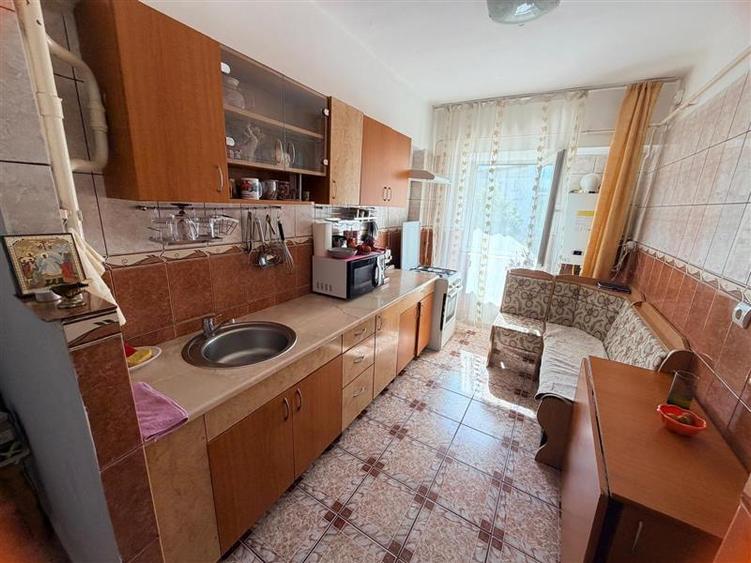 Apartament cu 3 camere decomandat, mobilat în Dacia