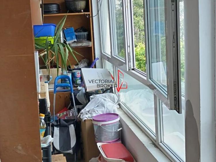 Apartament cu 3 camere semidecomandat în Dristor
