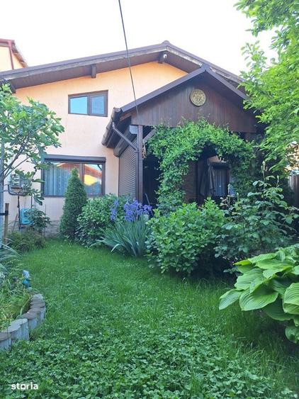 Casă cu 4 camere în Sintești