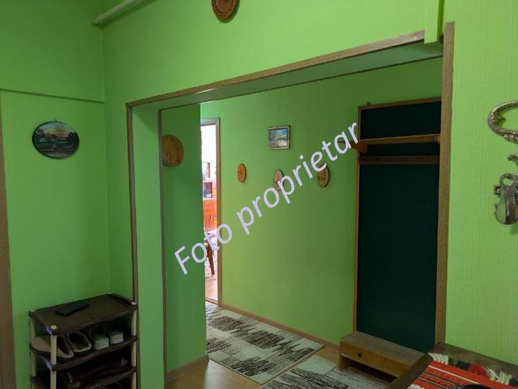 Apartament cu 3 camere semidecomandat în Simeria
