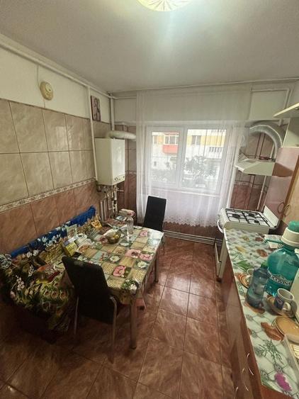 Apartament cu 3 camere decomandat în Fetești-Gară