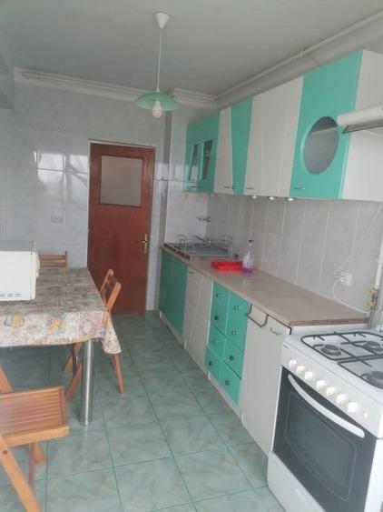 Apartament cu 3 camere decomandat în Far