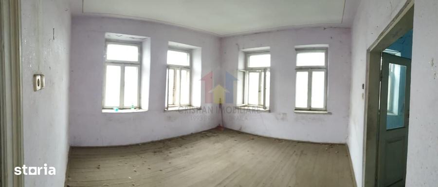 Casă cu 6 camere cu Teren 570 Mp în Central