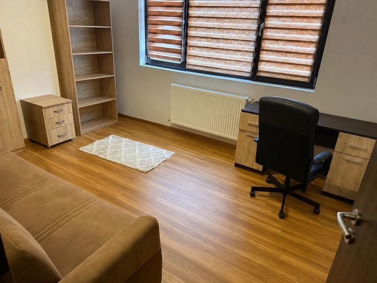 Apartament cu 3 camere decomandat în Roșu