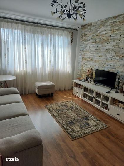 Apartament cu 3 camere semidecomandat în Craiovița Nouă