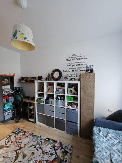 Apartament cu 3 camere semidecomandat, mobilat în Băneasa