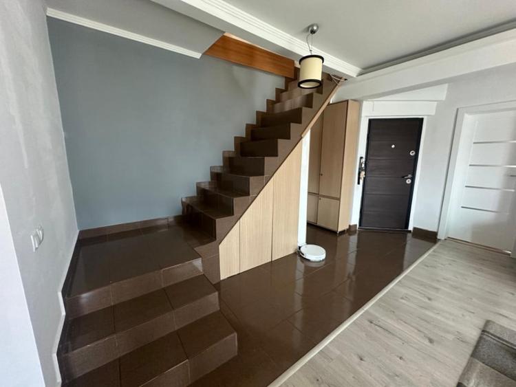 Apartament cu 4 camere semidecomandat în Florești