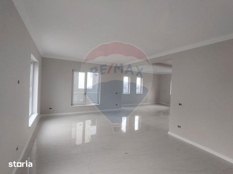 Casă cu 4 camere cu Teren 460 Mp în Golești