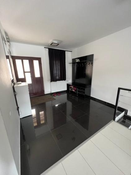 Casă cu 7 camere cu Teren 300 Mp în Est