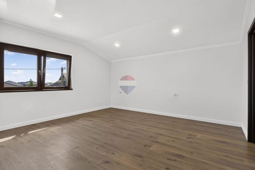Casă cu 7 camere cu Teren 437 Mp în Livada