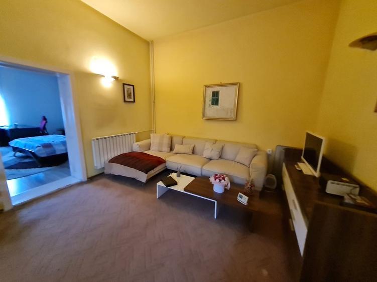 Casă individuală cu 8 camere cu Canalizare în Central