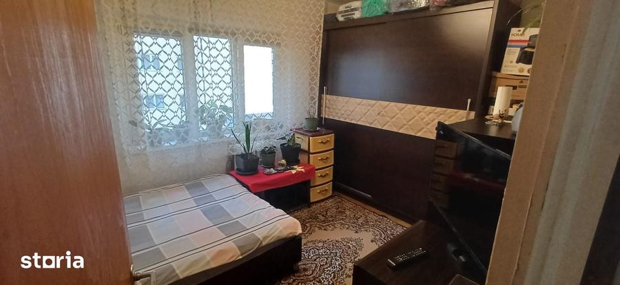 Apartament cu 3 camere semidecomandat în Central