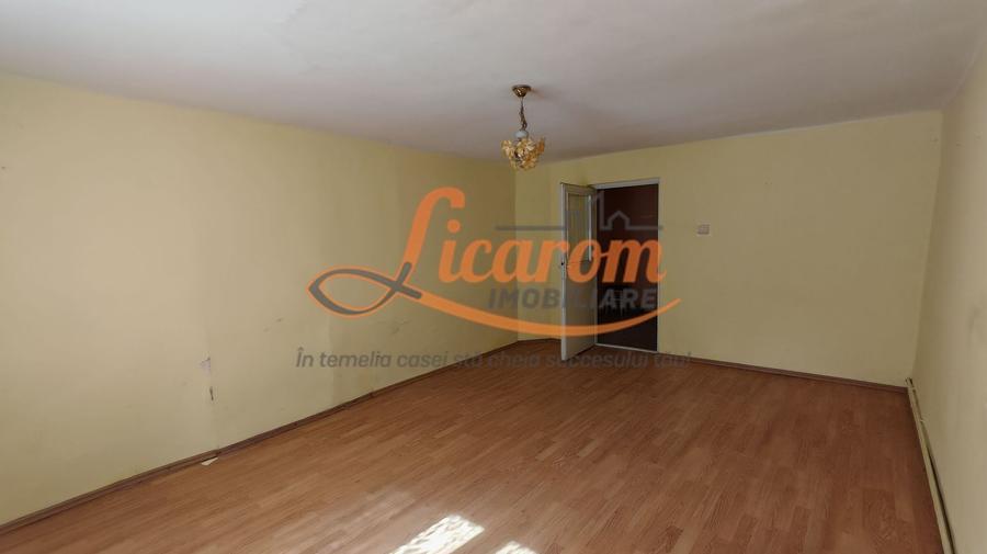 Casă individuală cu 3 camere cu Canalizare în Centrul Istoric