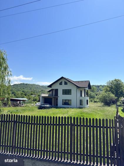 Casă cu 6 camere cu Teren 2147 Mp în Cetățeni
