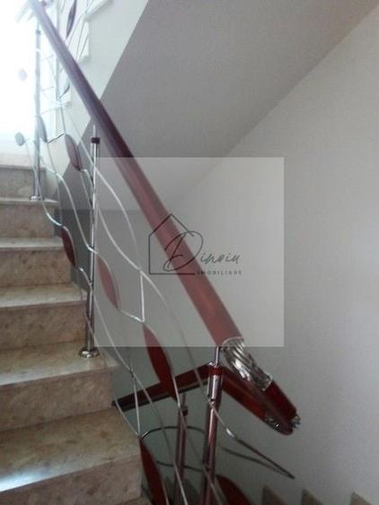Casă individuală cu 8 camere cu Canalizare în Central