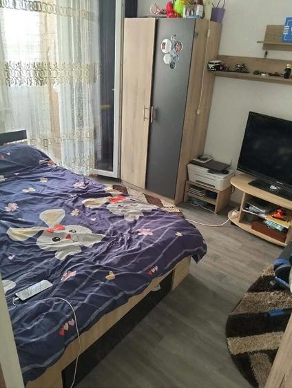 Apartament cu 3 camere semidecomandat în Craiovița Nouă