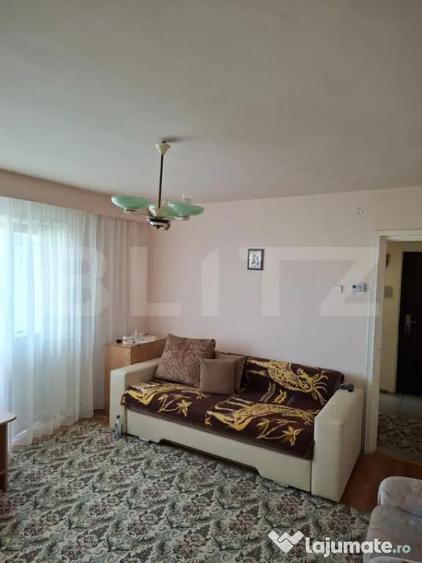 Apartament cu 3 camere semidecomandat, mobilat în Central