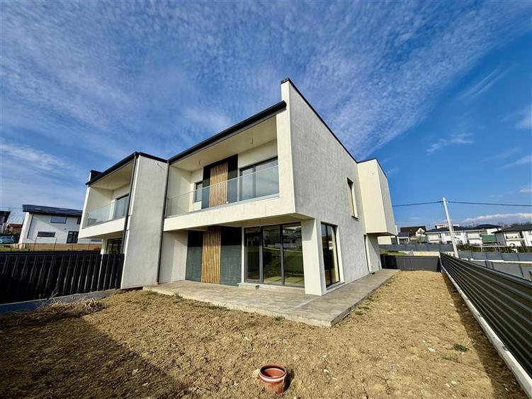 Duplex cu 4 camere cu Canalizare în Miroslava
