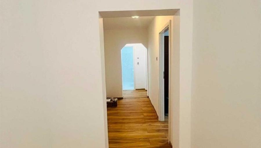 Apartament cu 4 camere decomandat în Tineretului
