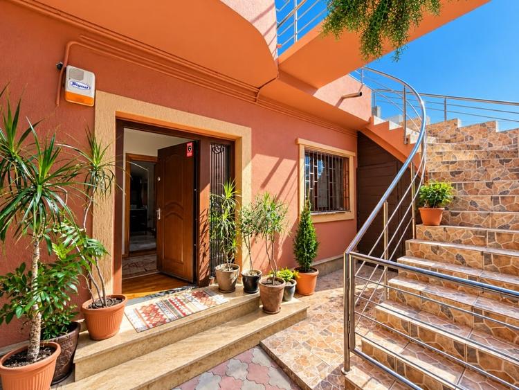Casă individuală cu 6 camere cu Canalizare în Palas