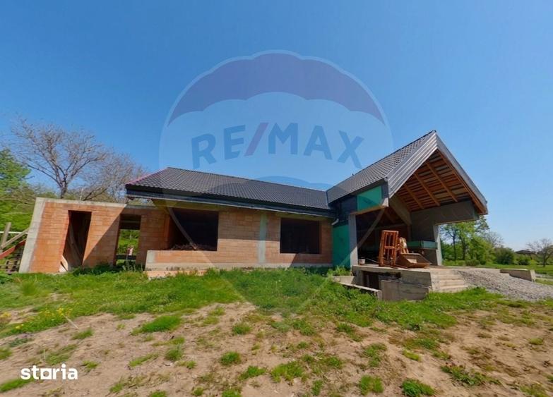 Casă cu 4 camere cu Teren 10130 Mp în Desești