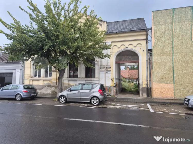 Casă cu 7 camere cu Teren 1021 Mp în Central