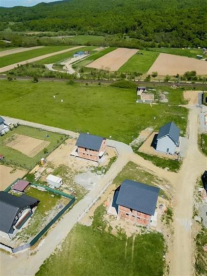 Casă cu 5 camere cu Teren 400 Mp în Periferie