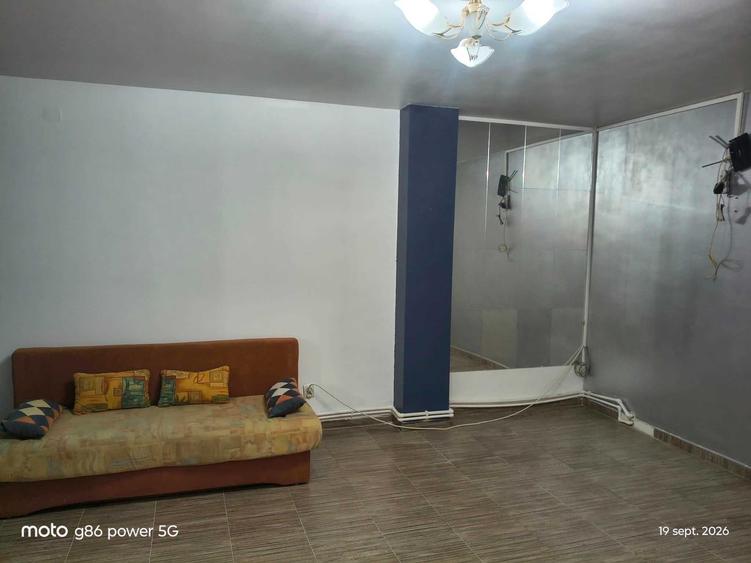 Garsonieră decomandată în Roșu