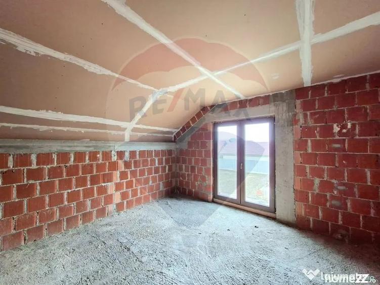 Casă cu 5 camere cu Teren 983 Mp în Vladimirescu
